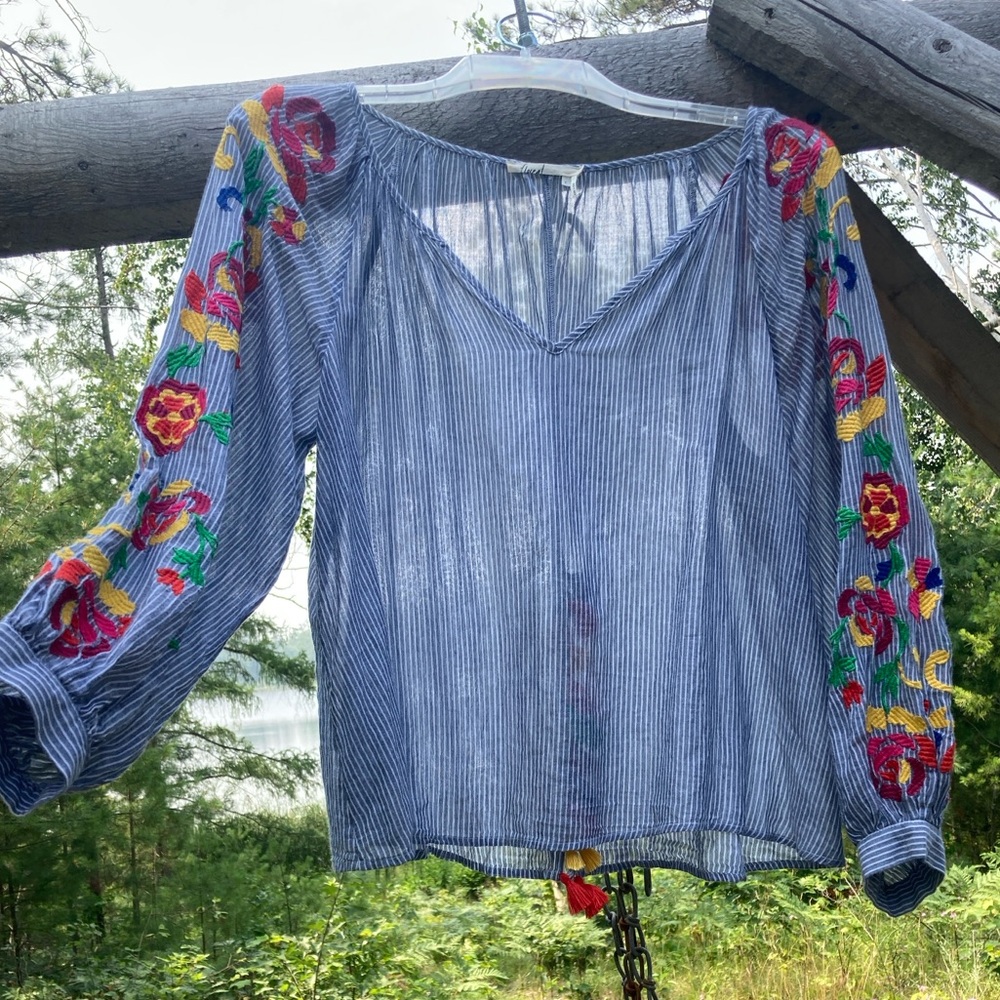 ANTHROPOLOGIE Top FLOREAT Colorful Floral Embroidery Blue White Red Size Small